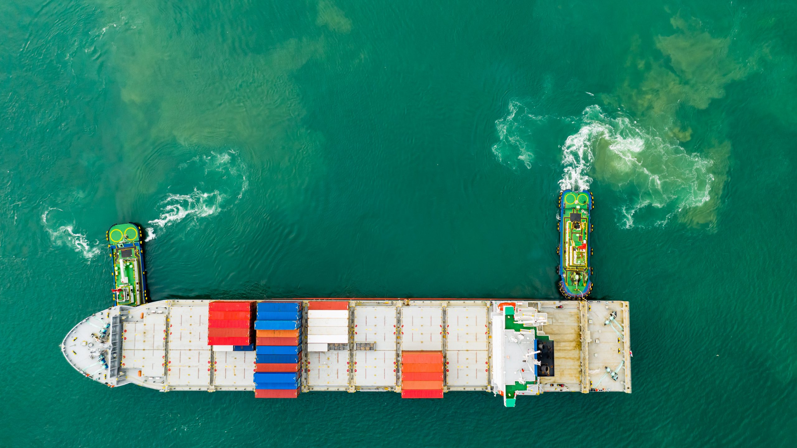 A vessel being helped: Mooring, berth. It is necessary to take into account a series of maneuvers and operations that are generally called "mooring" among which are Mooring Techniques depending on the location and direction of the ship. The mooring can be done from the bow, from the stern or from the side.